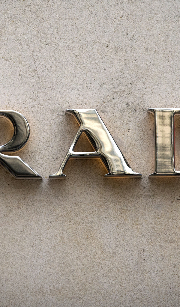 Золотые буквы Prada