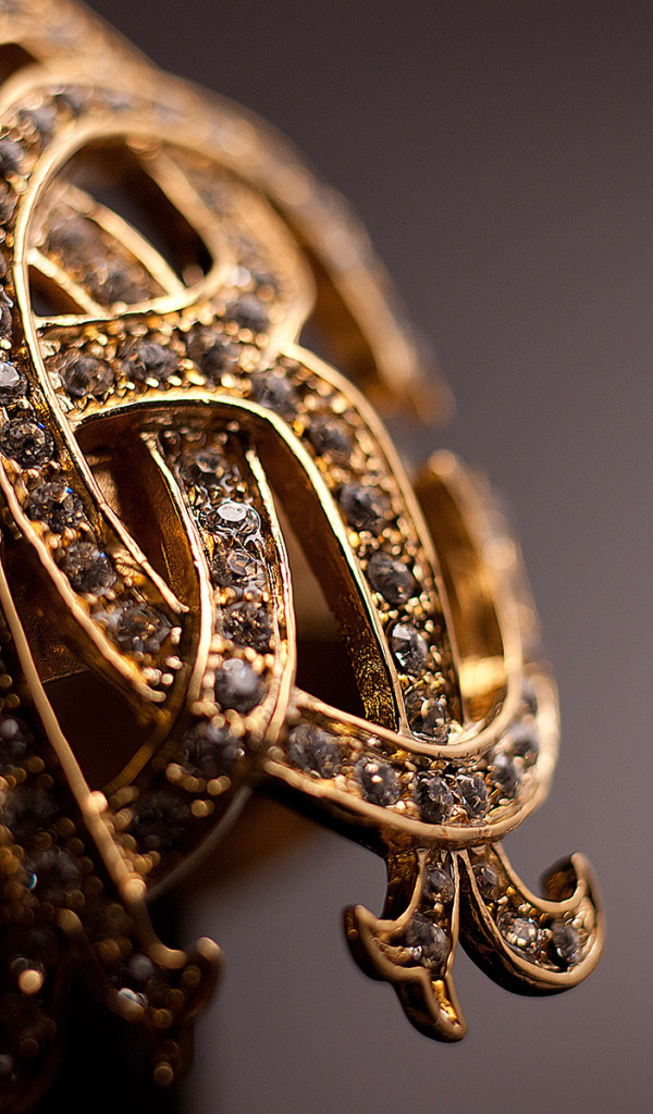 Золотое кольцо с символом Roberto Cavalli