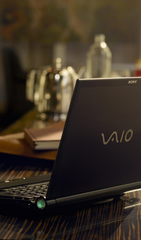 Ноутбук Сони на столе