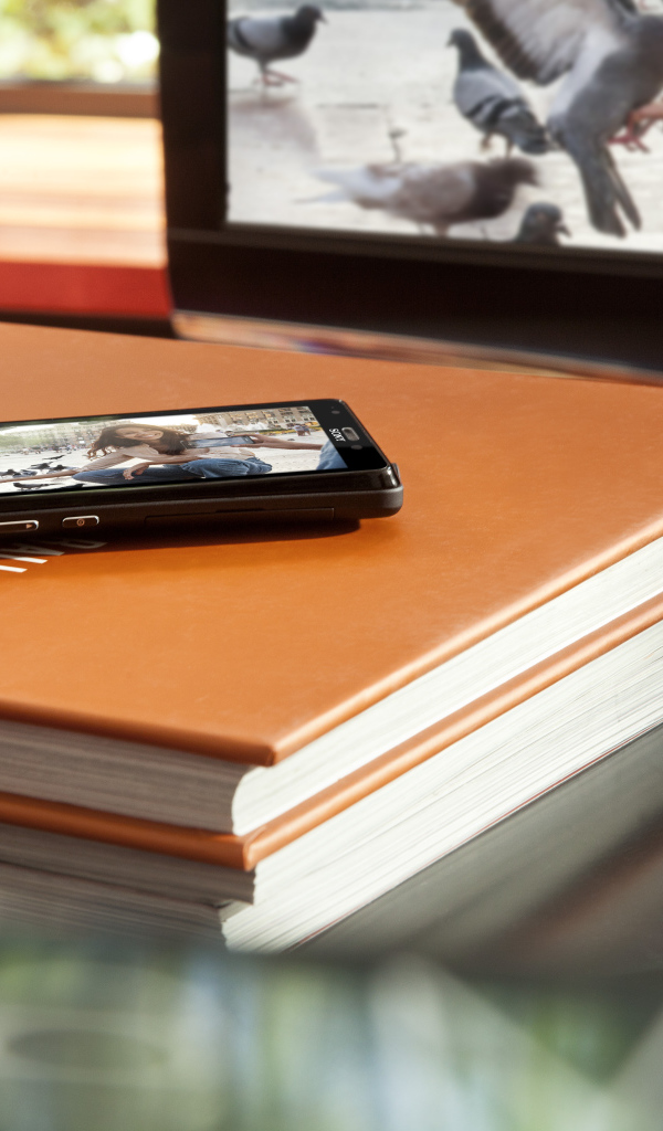 Мобильный телефон на книге