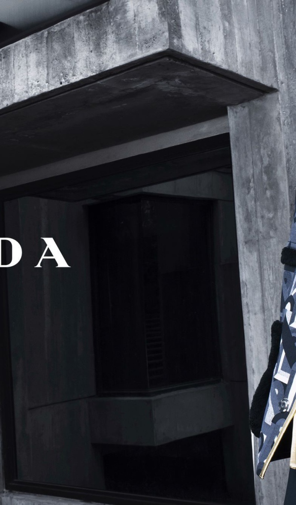 Модель в одежде Prada