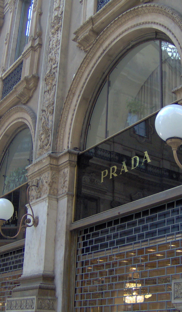 Магазин бренда одежды Prada