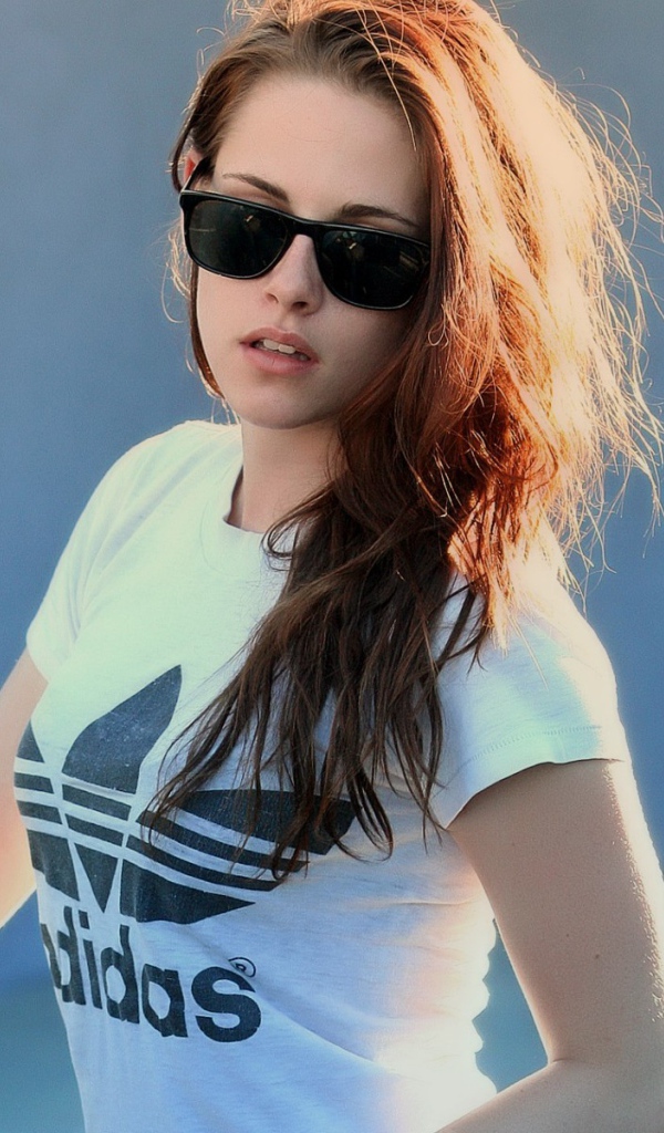 Девушка в майке Адидас