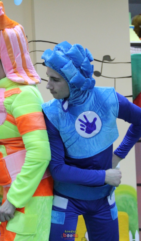 Актеры в костюмах фиксиков