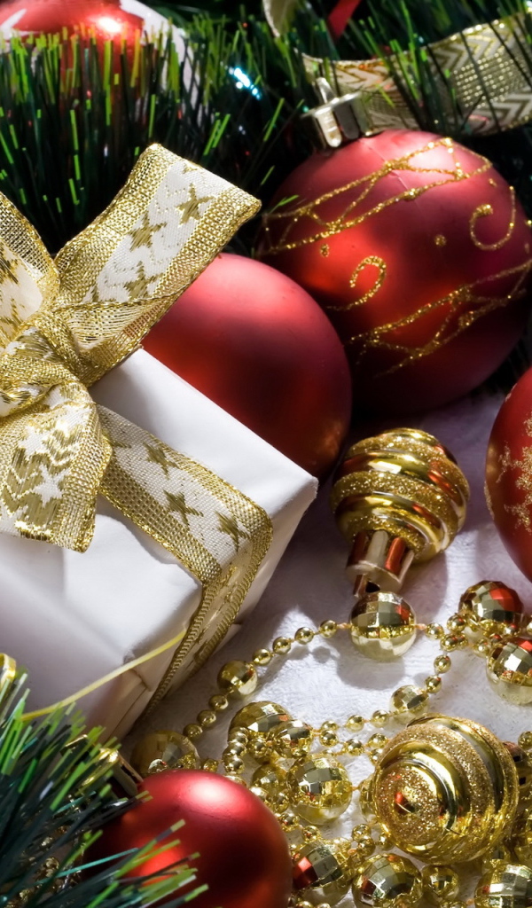 Подарок с зеленой лентой