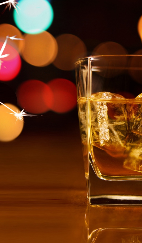 Стакан виски со льдом