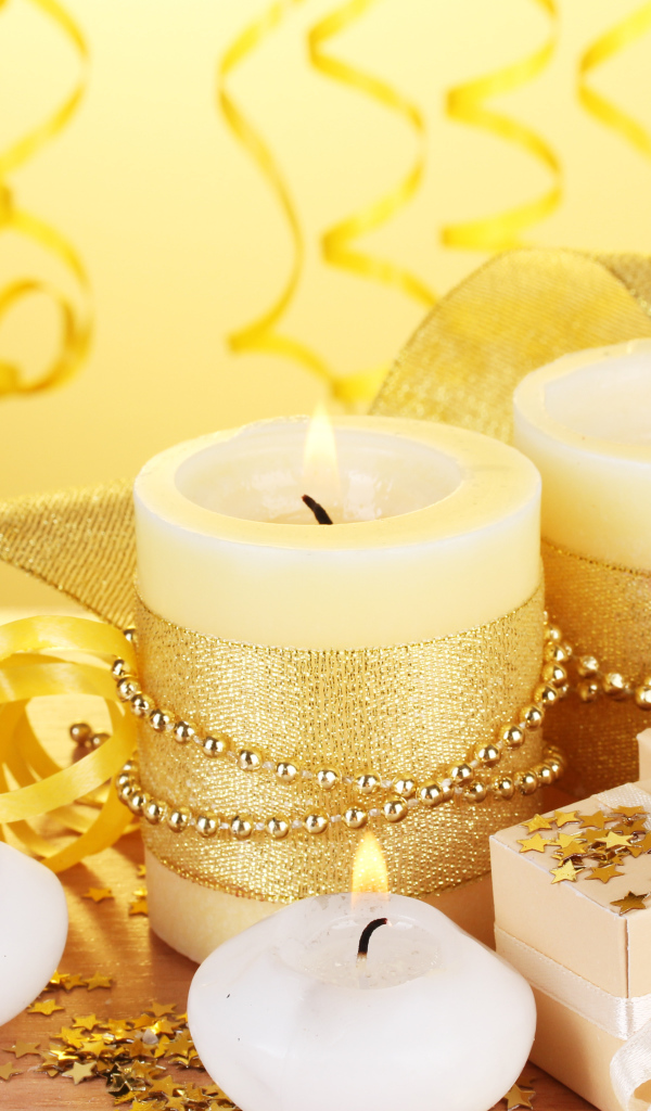 Свечи и подарки на праздник