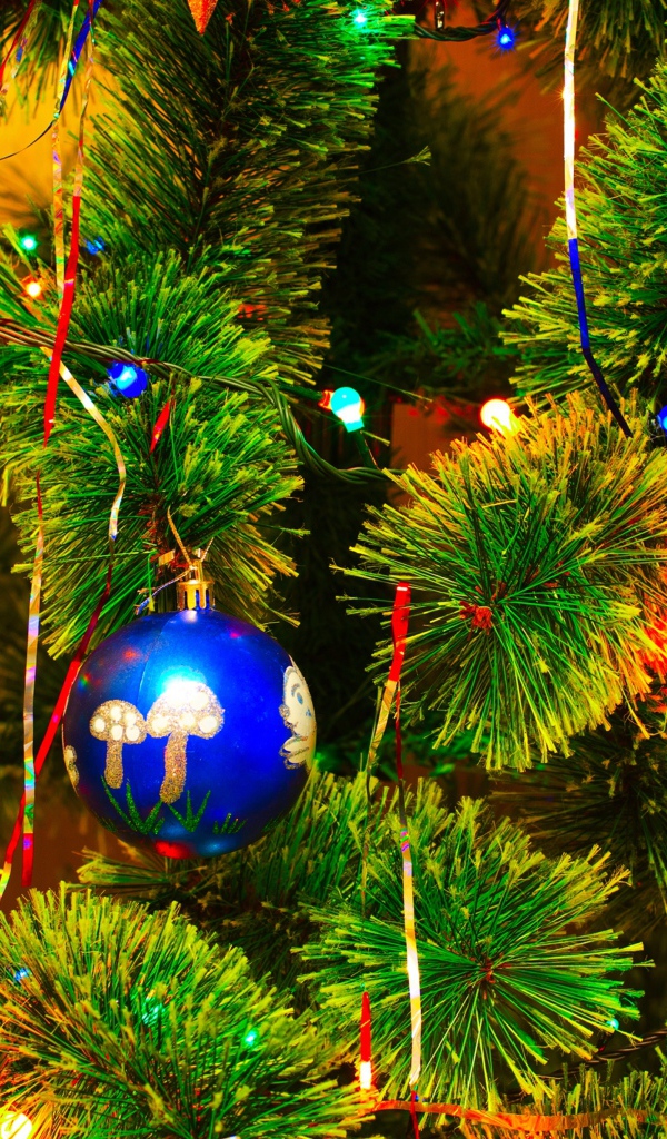 Елка с синим шаром