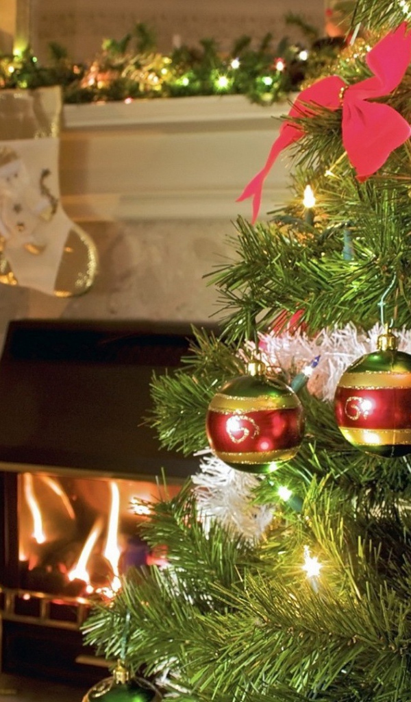 Новогодняя ёлка с игрушками