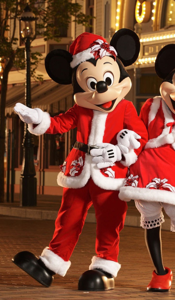 Микки Маус с подружкой