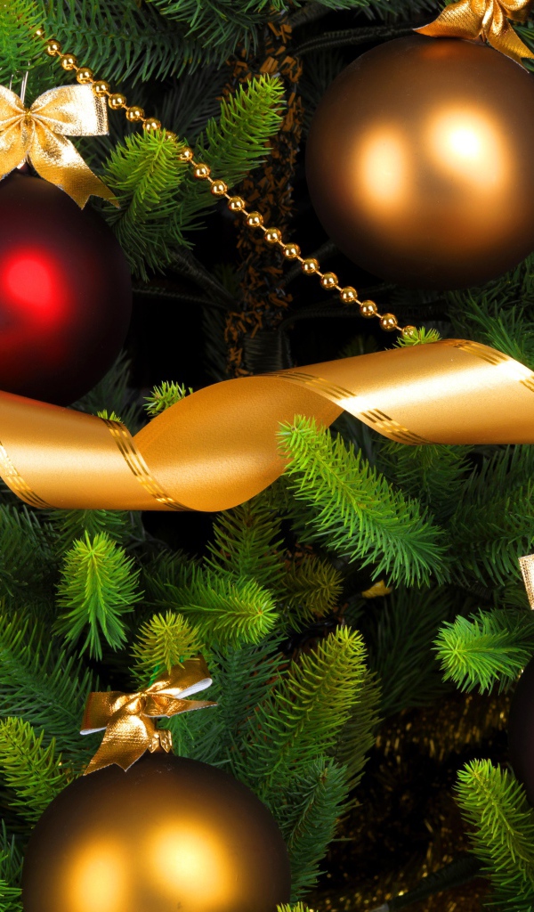 Красные шары на елке