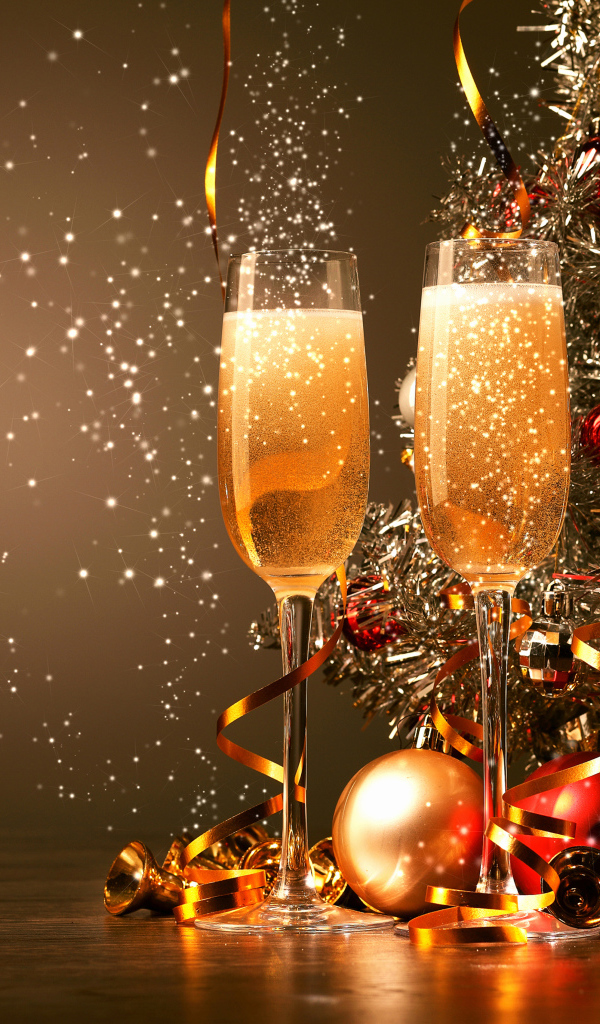 Елочные игрушки и шампанское