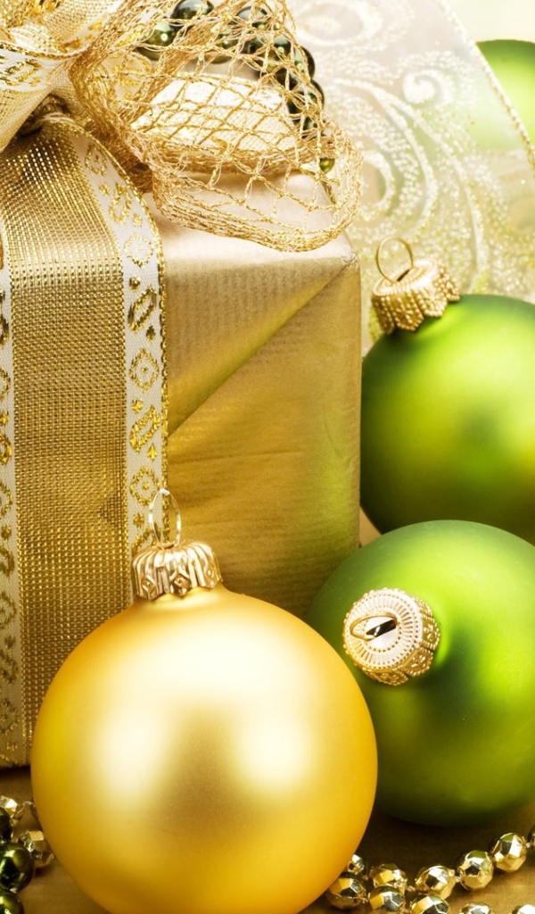 Золотые шары , бусы и подарок