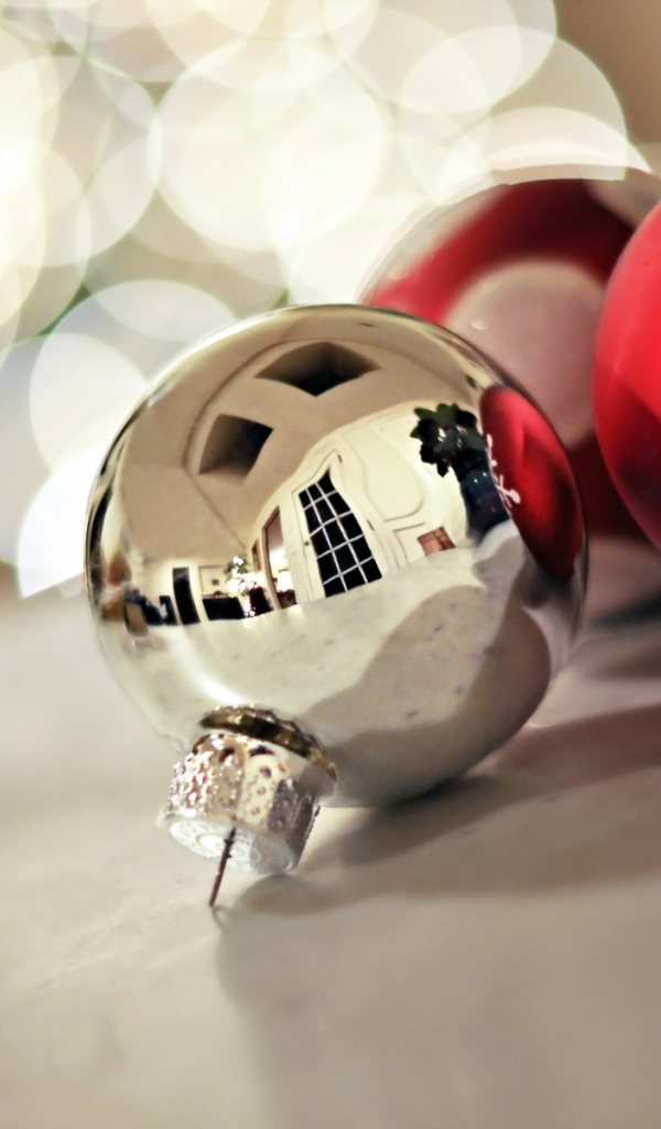 Белый шар на рождество