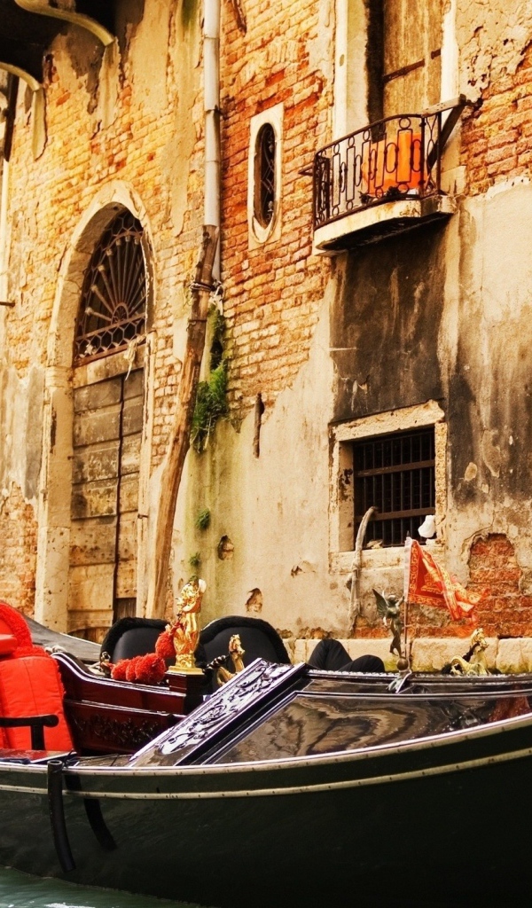 Лодка около дома в Венеции