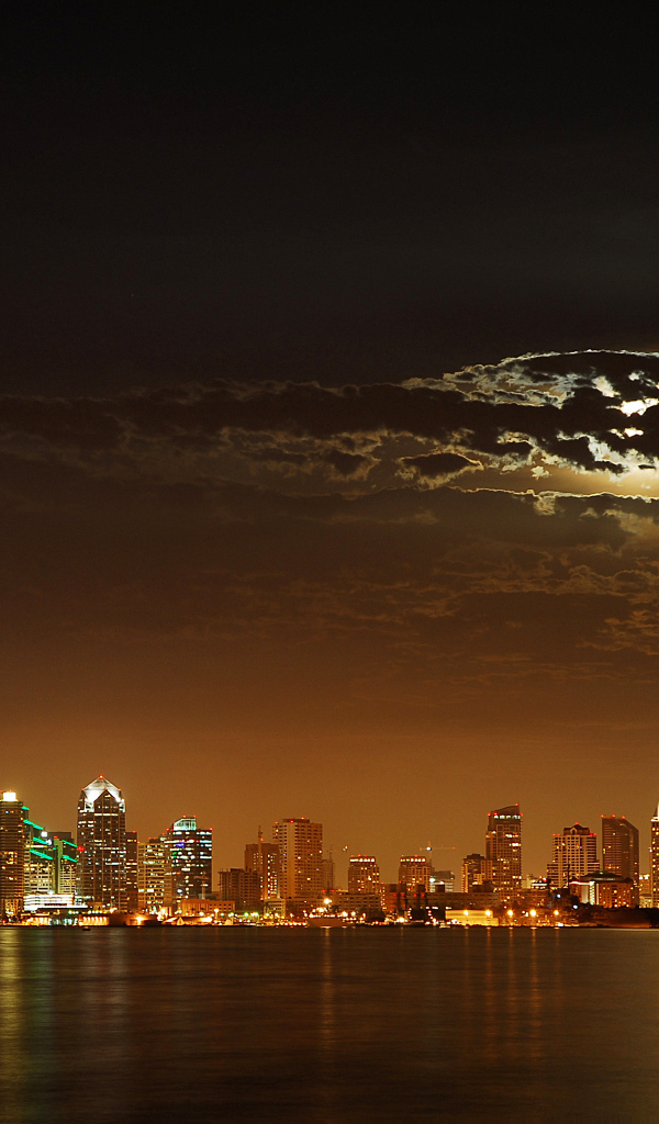 Луна за облаками