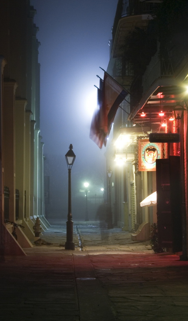 Узкая улица с фонарями