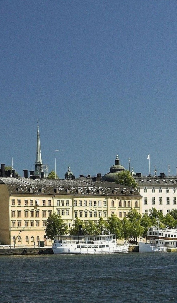 Городской пейзаж с пристанью