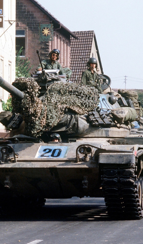 Танк на улице города