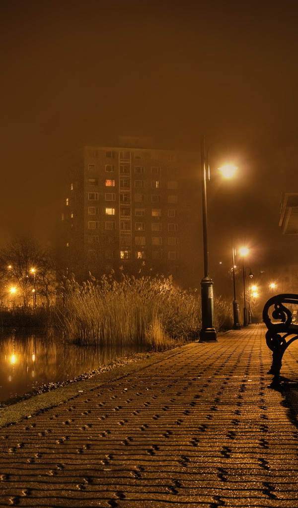 Скамейка около реки в городе