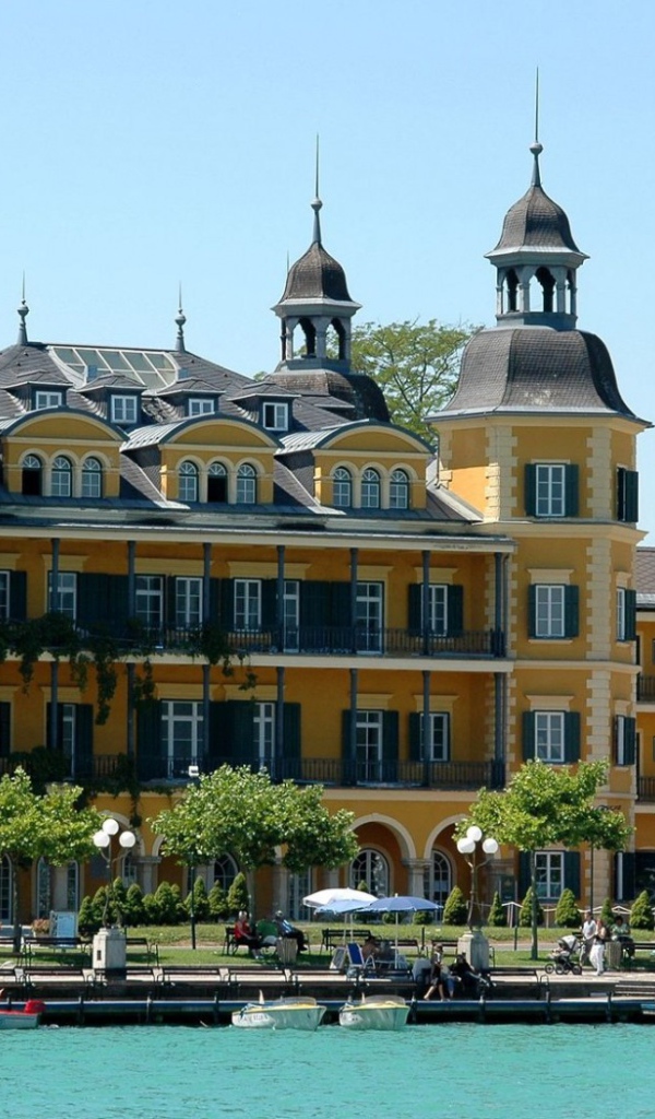 Дом на набережной