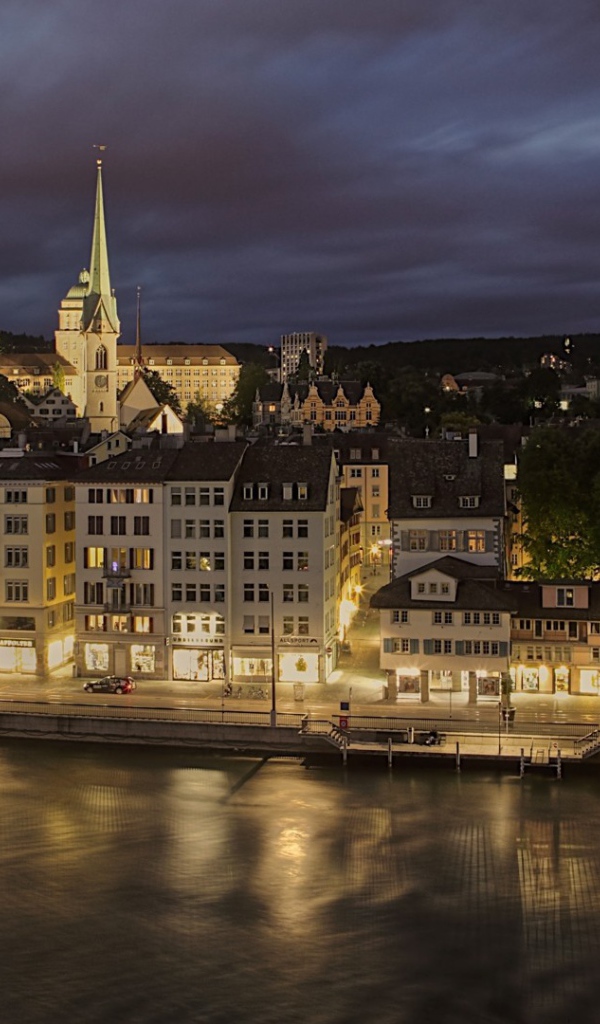 Архитектурный ансамбль на берегу реки