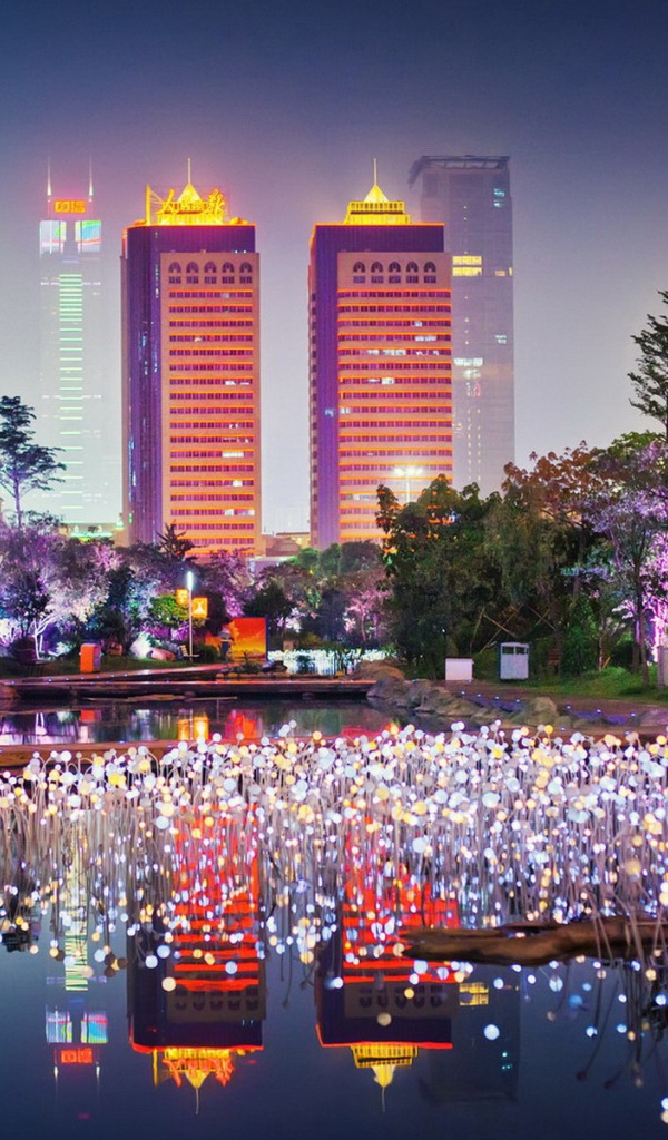 Зеленый парк в мегаполисе