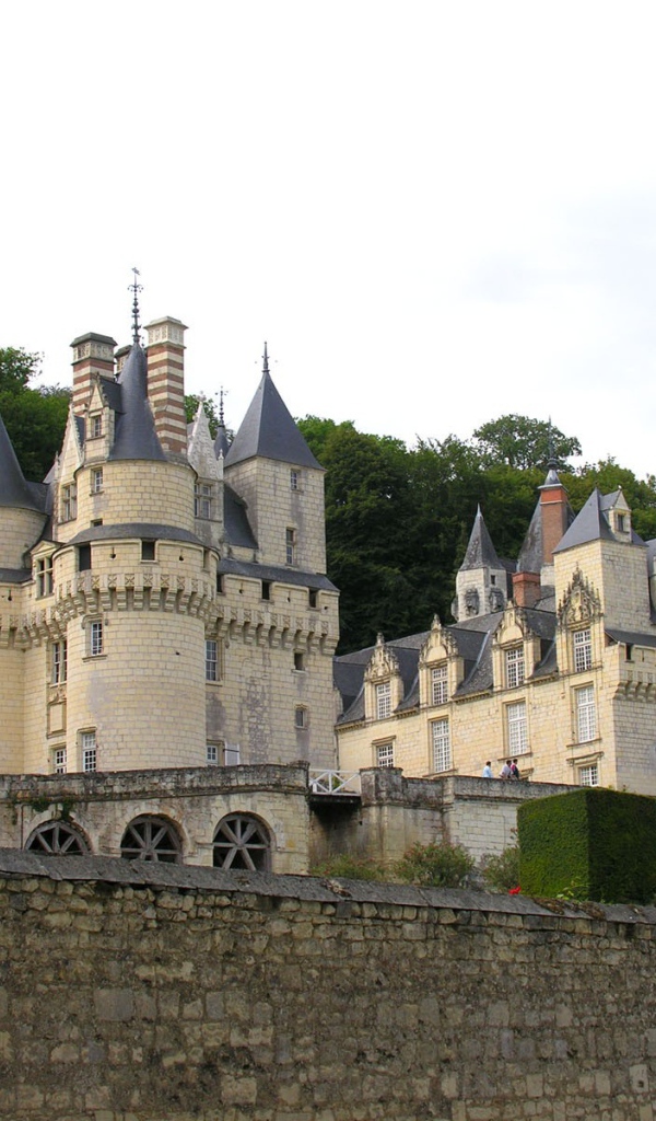 Старинный дворец из желтого камня