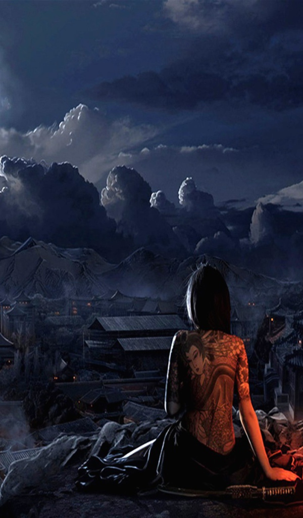 Японская девушка смотрит на луну