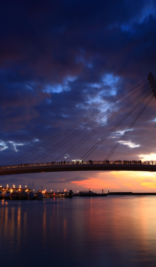 Люди на мосту в Нью Тайпей