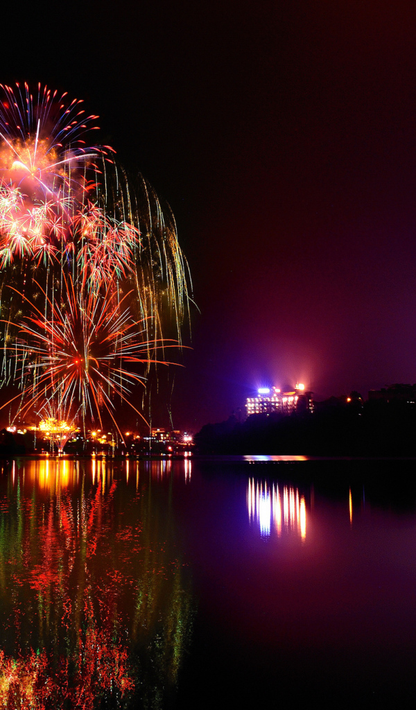 Отражение фейерверка в озере