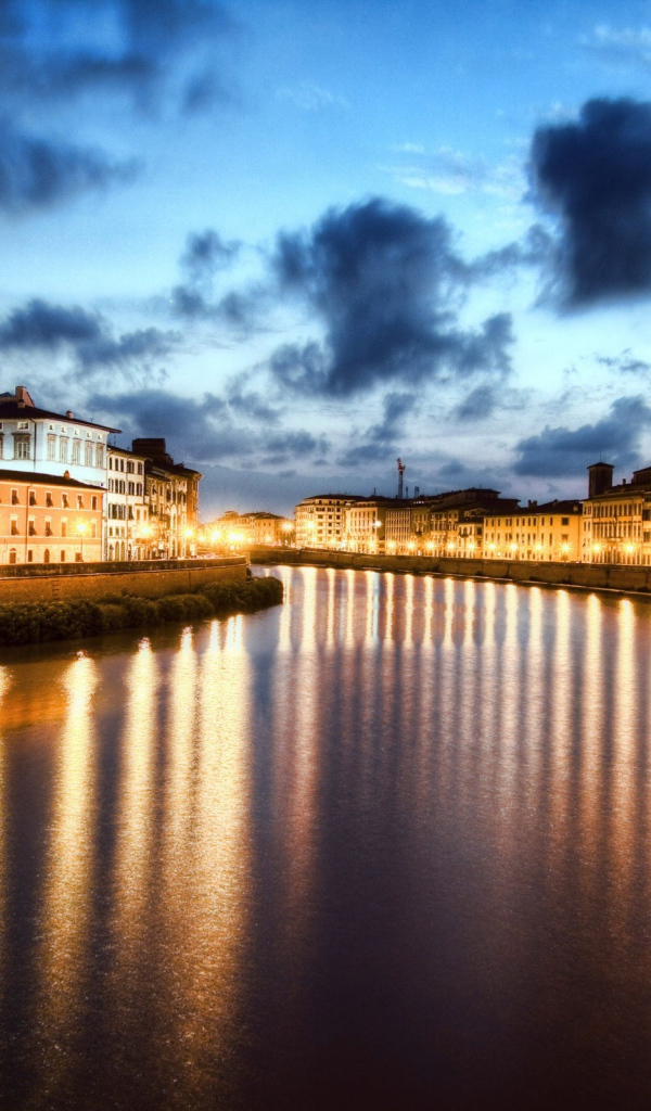 Огни города на берегу реки