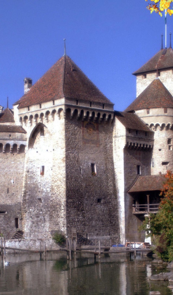 Старинная крепость у воды