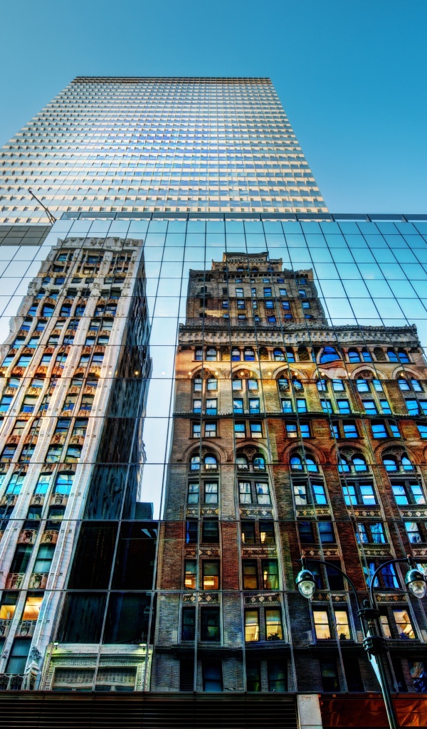 Отражение в окнах небоскреба