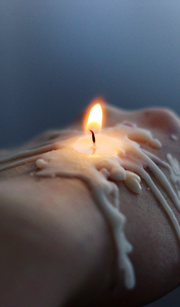 Горящая свеча на руке