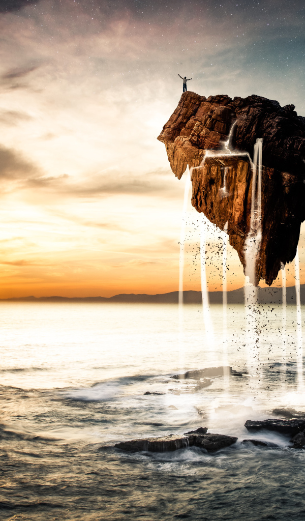 Человек стоит на скале