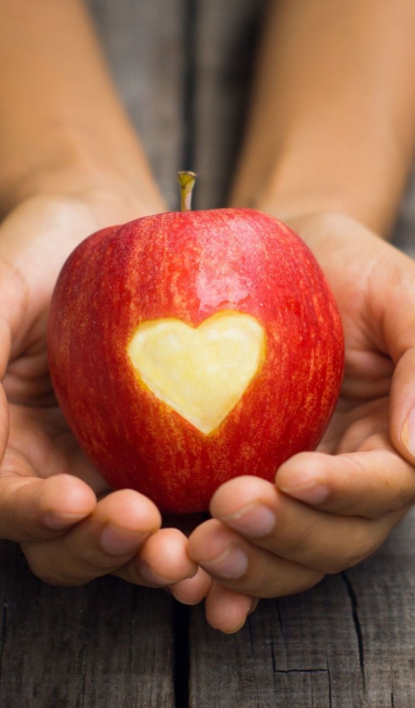  Яблоко с сердцем в лодонях