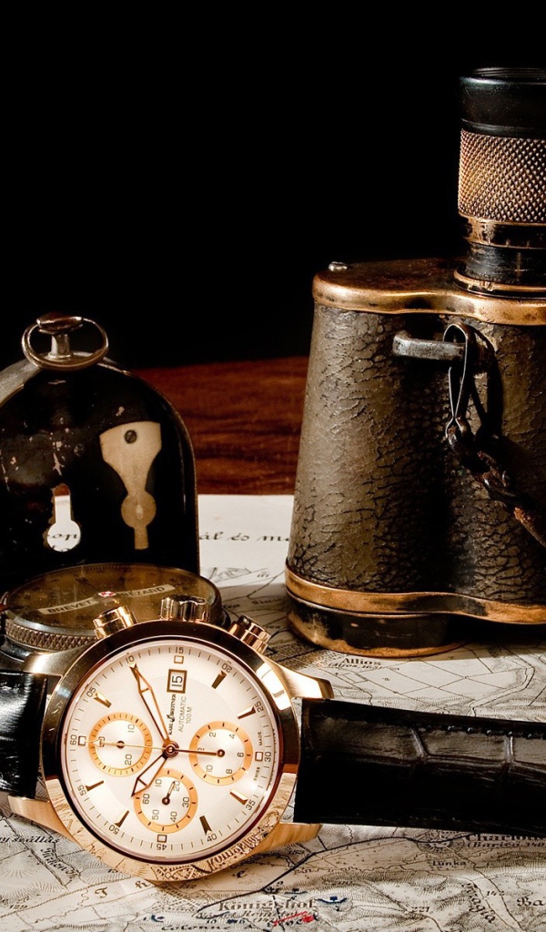 Бинокль и часы на карте