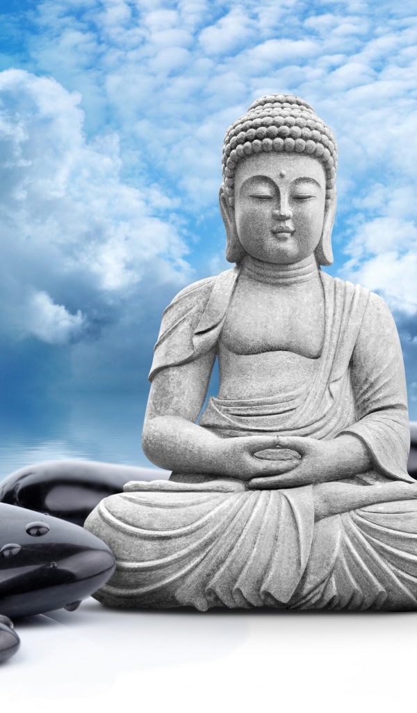 Будда на фоне черных камней