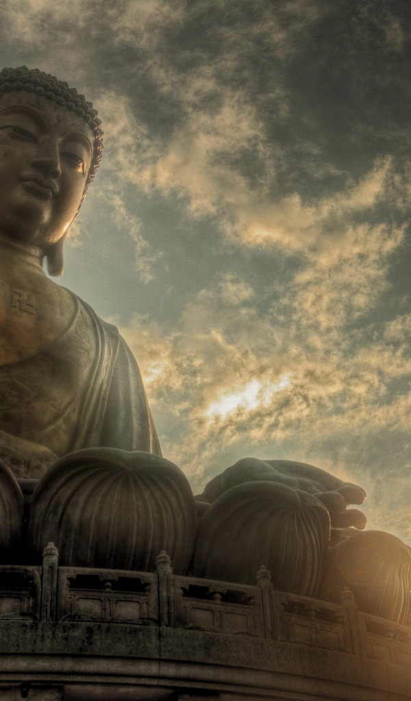 Будда на фоне неба
