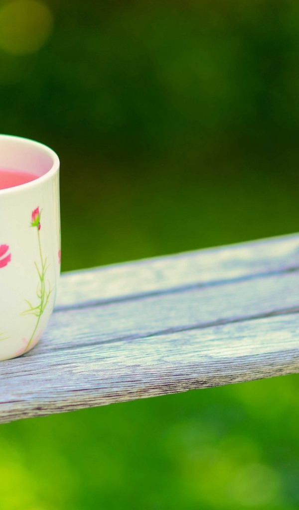Чашка на качелях