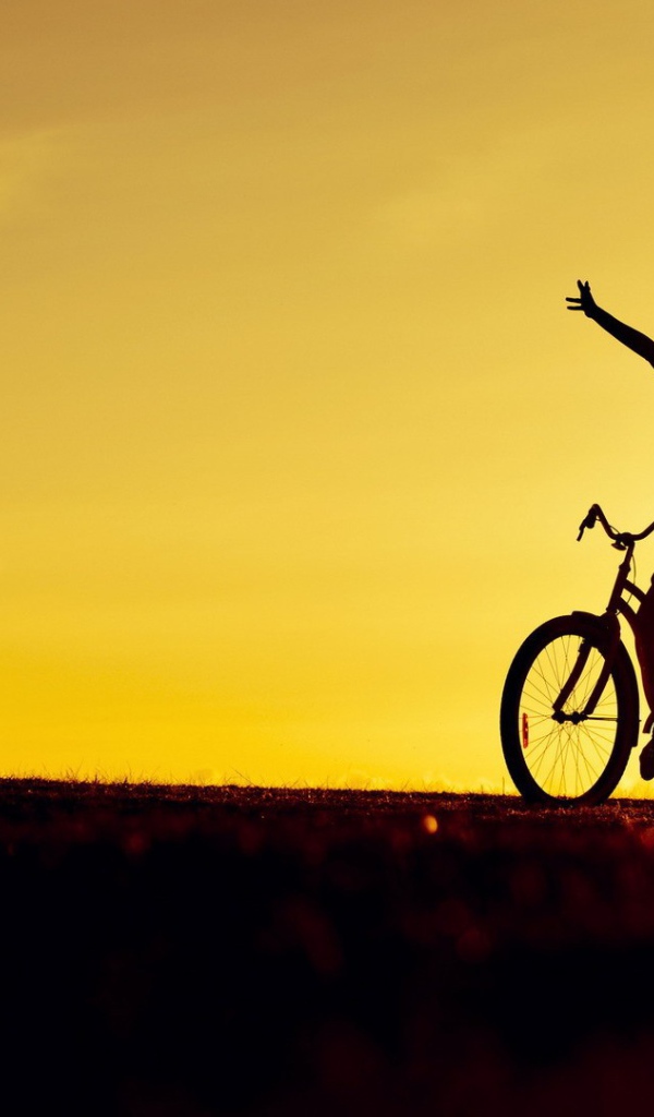 Велосипедистка на закате