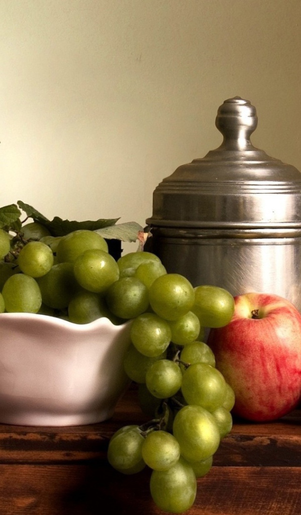 Фрукты и посуда на полке