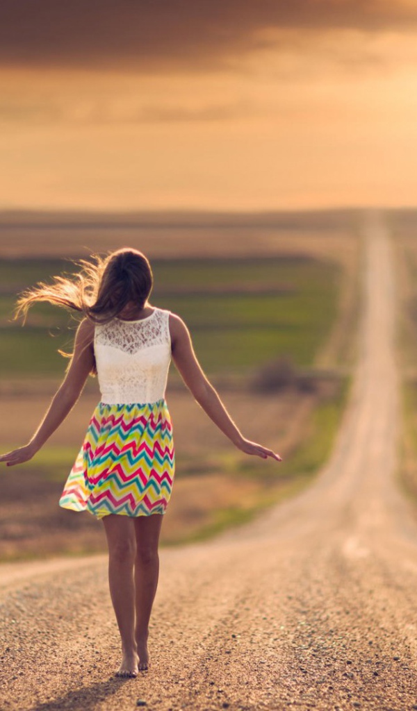 Девушка на грунтовой дороге