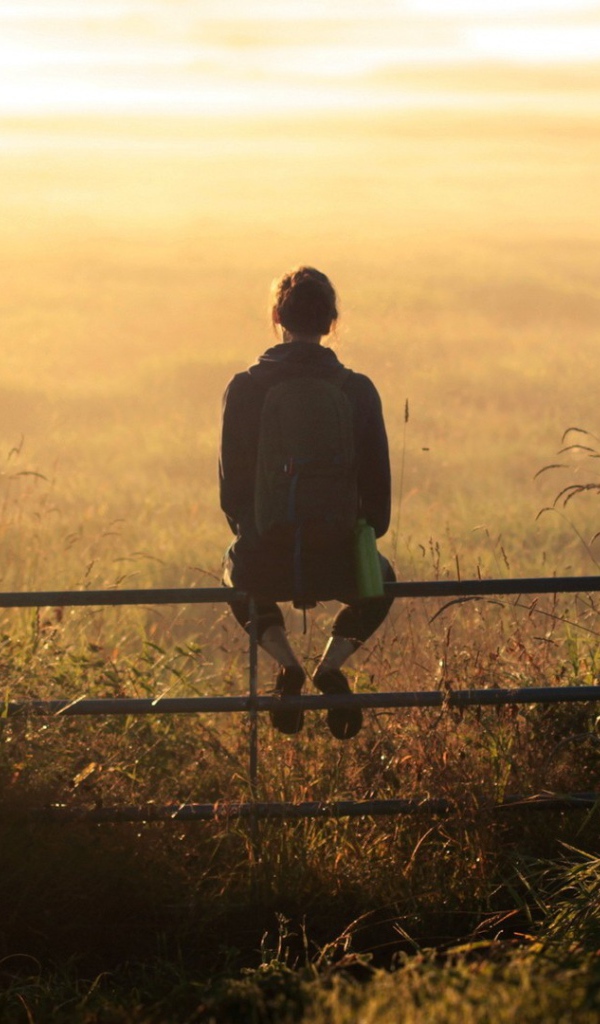 Девушка на заборе