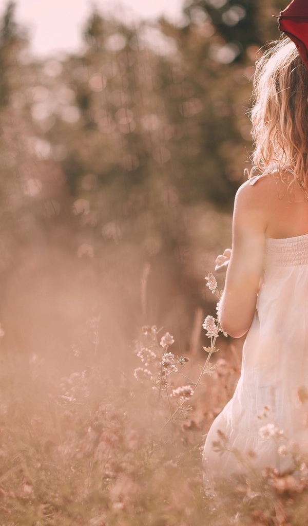 Девушка с красным зонтом