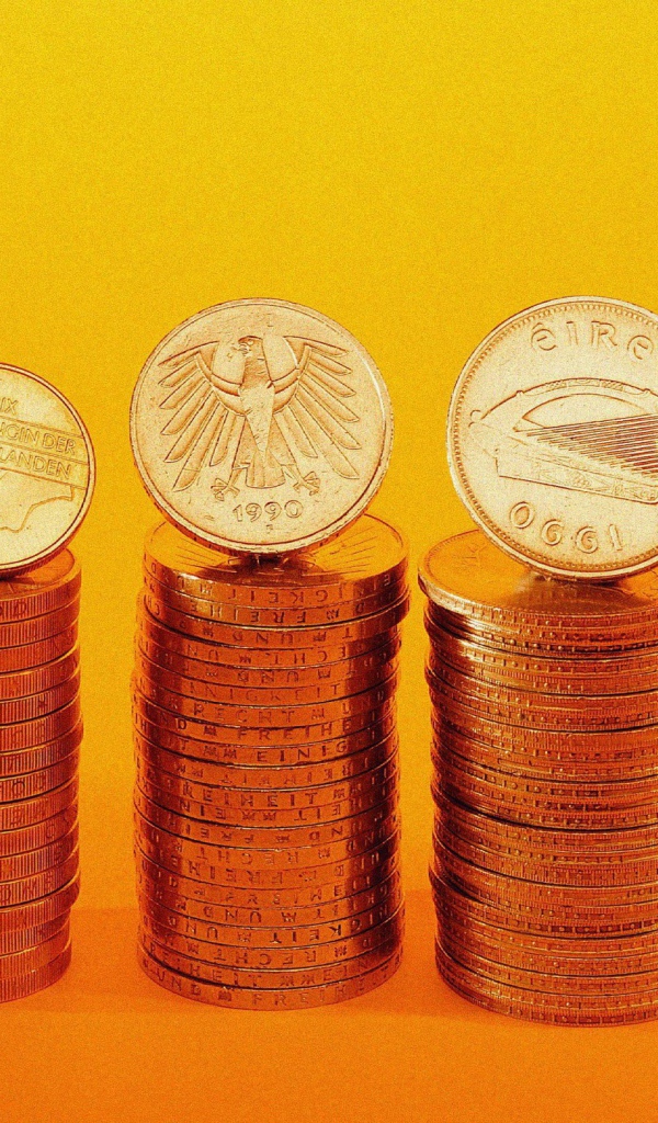 Золотые монеты в стопках