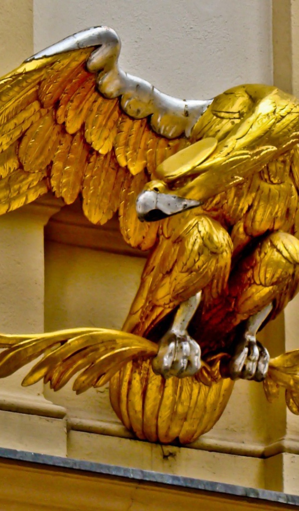 Золотой орел на фасаде здания