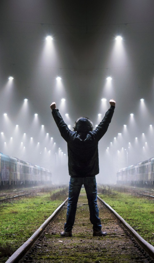 Парень между поездами