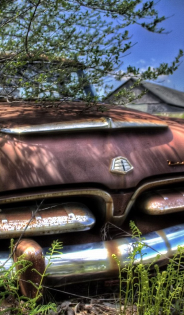 Старый заброшенный автомобиль